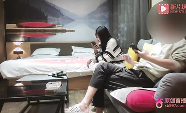 10-20 New Movie Express: Li Bai นัดกับนักศึกษาสาวอายุ 19 ปีที่เพิ่งสูญเสียพรหมจารีเห็นหีของเธอชัดเจน (พร้อมวิดีโอส่งคืน 2 รายการแรก)