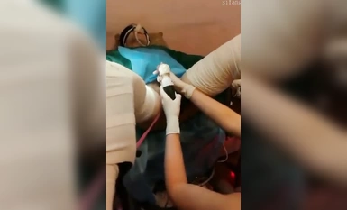 現在的小醫院都這么野嗎？白衣天使 清純護士 幫病人打飛機，還幫口交，在手術室操作！在裡面上班的醫生和護士 工資肯定很高