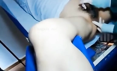 現在的小醫院都這么野嗎？白衣天使 清純護士 幫病人打飛機，還幫口交，在手術室操作！在裡面上班的醫生和護士 工資肯定很高