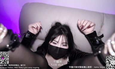 เทพธิดาที่สวยงาม [นาน่า] สวมถุงน่องสีดำและรองเท้าส้นสูง เธอถูกมัดและเลียเท้าของเธอ และในที่สุดเธอก็อุทานออกมาทั่วหีของเธอ