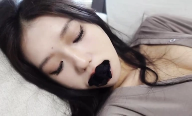 《樹屋輕調》因欠網貸下海的女孩-靈靈