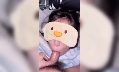 Gadis cantik [Tang Bohu] makan ayam dan melakukan hubungan seks. Adakah anda mahukannya? di rumah, memaksa anda menidurinya tanpa kondom dan memancut di seluruh perut anda.