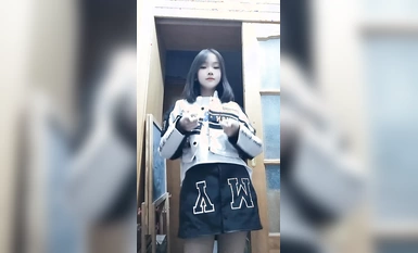 超純真無垢な霊少女 "レンヤトン "は、ネット上のボーイフレンドにサイバーチューンされ、自宅であらゆるヌード・ダンス・ビデオを撮影した。