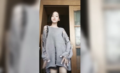 超純真無垢な霊少女 "レンヤトン "は、ネット上のボーイフレンドにサイバーチューンされ、自宅であらゆるヌード・ダンス・ビデオを撮影した。