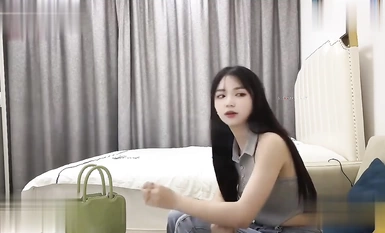 ホテルに入った瞬間、彼女の表情は非常にセクシーだ。