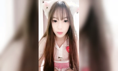 オオカミ仲間を誘惑するためにセクシーなエロ衣装を身にまとい、生で命令口調のショーを聴きながら、お尻を突き出し、自らキーキー喘ぐアソコの表情がたまらなくセクシーなのだ。