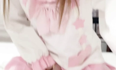 เด็กสาวสไตล์โลลิที่มีรูปร่างแตกต่างที่สุด [เอมี่จัง] เผยให้เห็นใบหน้าของเธอเล็กน้อยและถ่ายทำเป็นการส่วนตัว เธอได้รับการฝึกฝนจากคนรวยรุ่นที่สองที่มีผมสีเหลืองและเย็ดเธอด้วยวิธีต่างๆ 2)