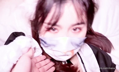 白嫩蘿莉萌妹【娜娜】貓女僕會滿足主人的一切要求哦，穿著白絲雙馬尾，被拽著馬尾操，一下一下頂著好深，怎麼流這么多水