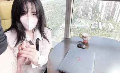 Dewi tulen [Cherry Kongkong] dan setiausaha tulen giat mengorbankan dirinya kepada bosnya untuk kenaikan pangkat dan kenaikan gaji~ Dia telah kacau dan berkrim di hadapan tingkap dari lantai ke siling! Tulen dan berseri, jenis geram