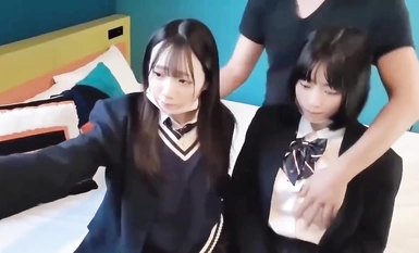 雙飛清純學生妹【FC2-PPV-3190261】互舔互摸搶吃肉棒 被輪流換著操 內射完還能繼續操再內射 厲害 真正的雨露均沾