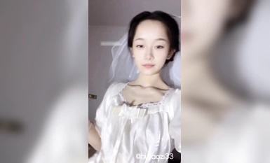 04年身材苗條小姐姐【胡椒仔】露臉高價定製，各種COSER粗大道具自慰，新娘子妝扮臉逼同框坐插 合集（2）