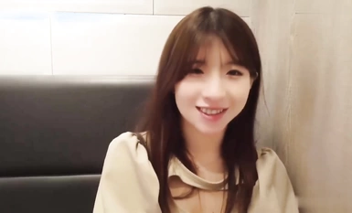 高顏清純美眉【FC2-PPV-3766973】吃雞啪啪 小嬌乳小嫩穴 衛生間先口爆 再從沙發操到床上 被無套內射 射太深精液摳半天