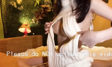 2022-03-17 Lời cảnh tỉnh cho cô nàng sexy mặc áo len hở lưng năm 2002.