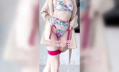 ภรรยาสุดฮอตที่มีขายาวและหุ่นเพรียว [เลขาคิม] จับช่องคลอดของเธอ เธอเปลือยเปล่าในสวนสาธารณะขณะทำอาหารและสปอนเซอร์ของเธอทะลุจากด้านหลังเธอไปช้อปปิ้งและมีเซ็กส์ทั่วกางเกงชั้นในของเธอ