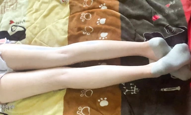 最完美的學院女神！大神高價約女神拍寫真，趁她趴著對著完美的背影狂擼！9分超高顏值 10分甜美，還有修長的一雙大長腿美腿