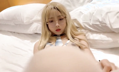 Nàng tiên nhỏ trên thế giới [Jimmyreload] có 10 chiếc ly, 9 cô gái điếm và một người nữa, bạn nghĩ cô ấy đang làm gì? Cô bé dễ thương lộ mặt và mặc một cô bé gợi cảm để phục vụ anh trai mình. Sự tương phản của cô bé thật ngầu Anh có thích không?