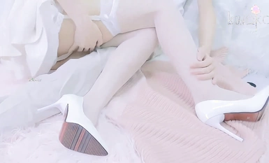 Lustrous feet, fingers interlocked, tongue and saliva exchange, lying in the arms to eat milk, white silk foot massage, break six to observe, such a girl is just a little bit more expensive airplane cups of the big guys, right?