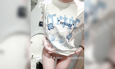 兔崽愛噴水tuzaibaby在火车卫生间自嗨