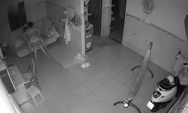 房東出租房偷裝監控偷拍 年輕情侶在客廳的椅子上做愛高潮過後累趴了