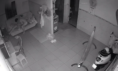 Tuan rumah secara rahsia memasang kamera pengawasan di rumah sewa untuk merakam secara rahsia pasangan muda melakukan hubungan seks di atas kerusi di ruang tamu Selepas klimaks, mereka rebah kerana keletihan.