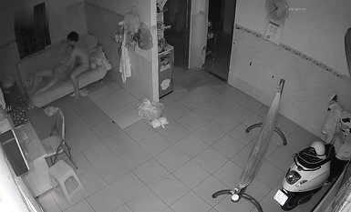 房東出租房偷裝監控偷拍 年輕情侶在客廳的椅子上做愛高潮過後累趴了
