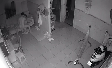 房東出租房偷裝監控偷拍 年輕情侶在客廳的椅子上做愛高潮過後累趴了