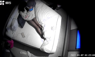 「爸爸好厲害爸爸操死我」對白刺激，上帝視角偸拍酒店一對小情侶開房造愛，反差學生妹為了增加情趣提前穿好透明黑絲，呻吟聲頂級