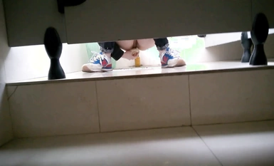 公司新來的小妹B兒還挺嫩 陰戶白凈的饅頭逼