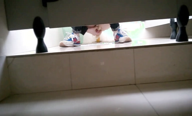 公司新來的小妹B兒還挺嫩 陰戶白凈的饅頭逼