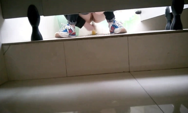 公司新來的小妹B兒還挺嫩 陰戶白凈的饅頭逼