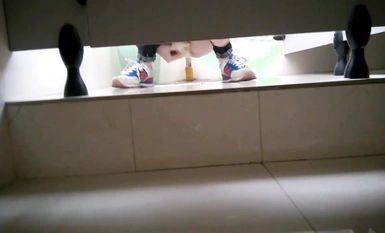 公司新來的小妹B兒還挺嫩 陰戶白凈的饅頭逼