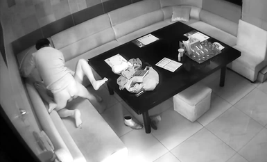 แฮกเกอร์เจาะกล้องห้องส่วนตัวของ KTV และแอบถ่ายลุงที่ดูเป็นเสนาธิการและสาวอกใหญ่เพลิดเพลินกับบริการพิเศษในห้องส่วนตัวซึ่งทำให้ลุงมีความสุขมาก