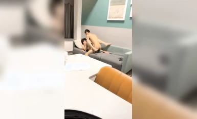 2023-11-13【精品探花阿威】就喜歡大奶外圍妹妹，脫光光抓奶子互揉，沙發上操，懟入騷穴輸出，後入猛頂