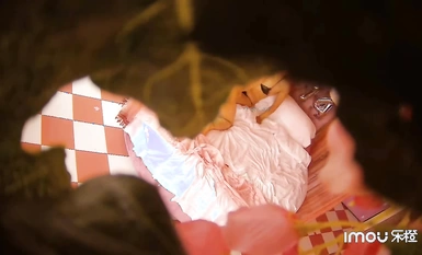 "Surveillance Cracking" Seorang lelaki muda bergaul dengan seorang wanita muda yang gemuk di sebuah hotel cinta dan makan abalon