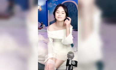 Adik Huya yang comel! Pendatang baru baru masuk laut! Faraj merah jambu super, menunjuk-nunjuk di bilik berbayar, meninggikan punggung yang cantik di hadapan kamera, memakai stoking hitam lebih menggoda