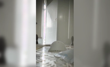 Nữ phát thanh viên Diaos cầm điện thoại di động phát sóng trực tiếp trong nhà vệ sinh nữ đơn giản ở công trường. Cô lén quay bộ mông đào xinh đẹp đi ngang qua và đi vào nhà vệ sinh gần đó.