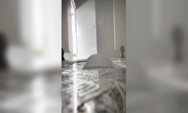 Nữ phát thanh viên Diaos cầm điện thoại di động phát sóng trực tiếp trong nhà vệ sinh nữ đơn giản ở công trường. Cô lén quay bộ mông đào xinh đẹp đi ngang qua và đi vào nhà vệ sinh gần đó.