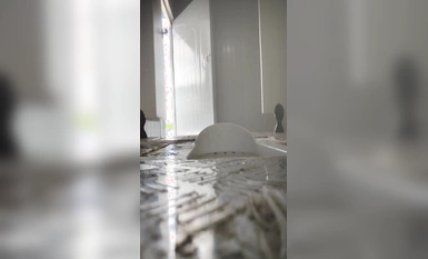 Nữ phát thanh viên Diaos cầm điện thoại di động phát sóng trực tiếp trong nhà vệ sinh nữ đơn giản ở công trường. Cô lén quay bộ mông đào xinh đẹp đi ngang qua và đi vào nhà vệ sinh gần đó.