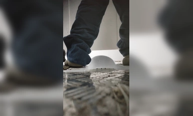 Nữ phát thanh viên Diaos cầm điện thoại di động phát sóng trực tiếp trong nhà vệ sinh nữ đơn giản ở công trường. Cô lén quay bộ mông đào xinh đẹp đi ngang qua và đi vào nhà vệ sinh gần đó.