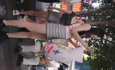 หญิงสาวสวยในชุดกระโปรงสั้นที่แผงขายของว่างในตลาดกลางคืนถูกลุงผู้น่าสงสารจับตามองอยู่ เธอพยายามอย่างเต็มที่เพื่อป้องกันไม่ให้ตัวเองถูกเปิดเผย แต่เธอไม่คาดคิดว่าเธอจะยังคงแอบถ่ายรูปโดยมีชุดชั้นในของเธอประกบอยู่ระหว่างนั้น ก้นของเธอและรอยบนก้นของเธอชัดเจน