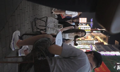 หญิงสาวสวยในชุดกระโปรงสั้นที่แผงขายของว่างในตลาดกลางคืนถูกลุงผู้น่าสงสารจับตามองอยู่ เธอพยายามอย่างเต็มที่เพื่อป้องกันไม่ให้ตัวเองถูกเปิดเผย แต่เธอไม่คาดคิดว่าเธอจะยังคงแอบถ่ายรูปโดยมีชุดชั้นในของเธอประกบอยู่ระหว่างนั้น ก้นของเธอและรอยบนก้นของเธอชัดเจน