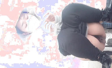 學校女廁全景多角度偷拍多位年輕學妹來尿尿