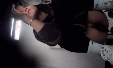 學校女廁全景多角度偷拍多位年輕學妹來尿尿