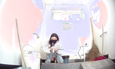 學校女廁全景多角度偷拍多位年輕學妹來尿尿