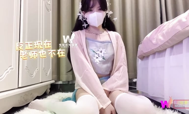 크리스피 (복숭아 소스) - 튜토리얼 중 두 도구를 가지고 노는 한복 소녀