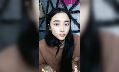 พี่เลี้ยงเด็กที่มีรอยสักบนหลังของเธอโชว์หน้าและมีเพศสัมพันธ์กับสามีของเธอในการถ่ายทอดสด เธอแต่งหน้าและอมให้ไอ้จ้อนอย่างหลงใหล เธอเร่าร้อนโดยไม่ใช้ถุงยางอนามัยและรีดนมเพื่อนหมาป่าของเธอ