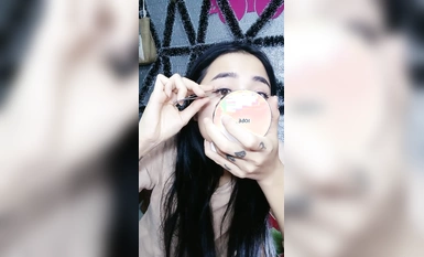 พี่เลี้ยงเด็กที่มีรอยสักบนหลังของเธอโชว์หน้าและมีเพศสัมพันธ์กับสามีของเธอในการถ่ายทอดสด เธอแต่งหน้าและอมให้ไอ้จ้อนอย่างหลงใหล เธอเร่าร้อนโดยไม่ใช้ถุงยางอนามัยและรีดนมเพื่อนหมาป่าของเธอ