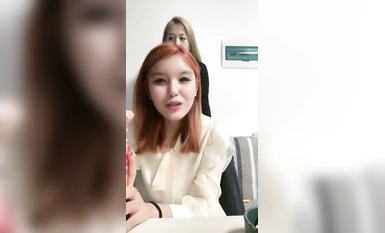 두 소녀는 서로 사랑에 빠졌어요! 두 사람은 사랑에 빠졌고, 두 세계의 장점을 모두 가지고 있습니다! 다리를 벌리고 막대를 진동시키고 눈을 감고 헐떡이며 신음하는 것을 즐기면서 보지가 너무 젖어 덜덜 떨립니다!