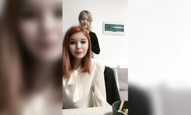 두 소녀는 서로 사랑에 빠졌어요! 두 사람은 사랑에 빠졌고, 두 세계의 장점을 모두 가지고 있습니다! 다리를 벌리고 막대를 진동시키고 눈을 감고 헐떡이며 신음하는 것을 즐기면서 보지가 너무 젖어 덜덜 떨립니다!