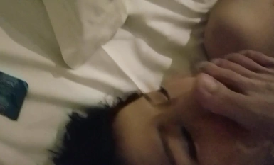 零零後小美女和網友面基吃宵夜被灌醉酒店開房玩弄開口鎖強行口交騷B抽煙嘗美絲足1080P高清無水印